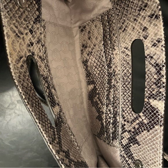 Micheal Kors skinny clutch - Picture 4 of 5